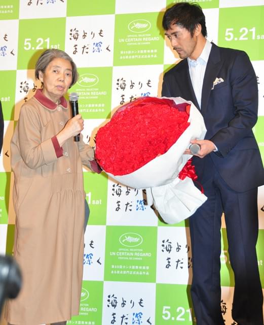 樹木希林、200本のカーネーションに「こんな金あるなら」とボヤキ節もニッコリ