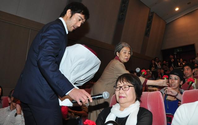 樹木希林、200本のカーネーションに「こんな金あるなら」とボヤキ節もニッコリ