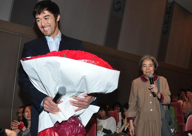 樹木希林、200本のカーネーションに「こんな金あるなら」とボヤキ節もニッコリ