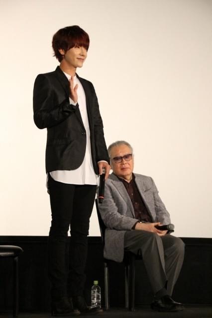 「超新星」ユナク、江守徹からお墨付き＆舞台公演に向け金言授かる