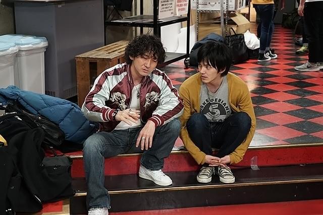 林遣都が“銀髪”芸人に！Netflixオリジナルドラマ「火花」劇中写真一挙公開