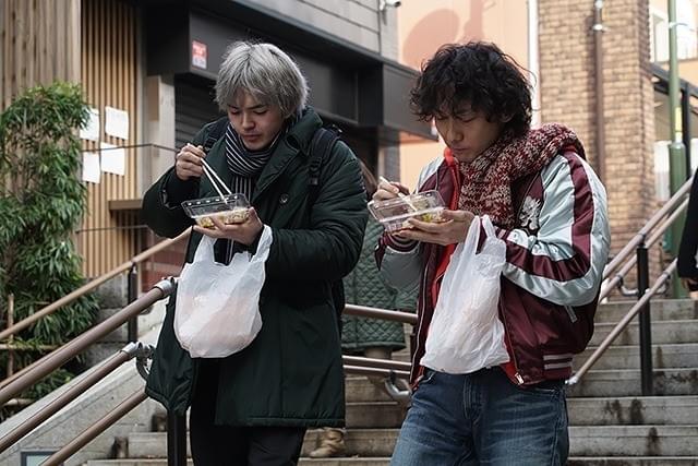 林遣都が“銀髪”芸人に！Netflixオリジナルドラマ「火花」劇中写真一挙公開