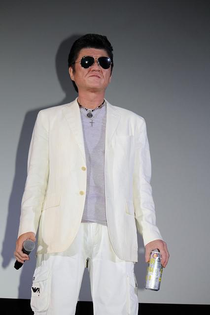 小沢仁志、酒片手に弟・小沢和義と破天荒トーク 「兄弟の飲み会みてえ」と大笑い