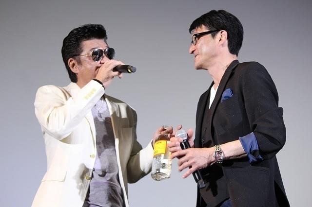 小沢仁志、酒片手に弟・小沢和義と破天荒トーク 「兄弟の飲み会みてえ」と大笑い