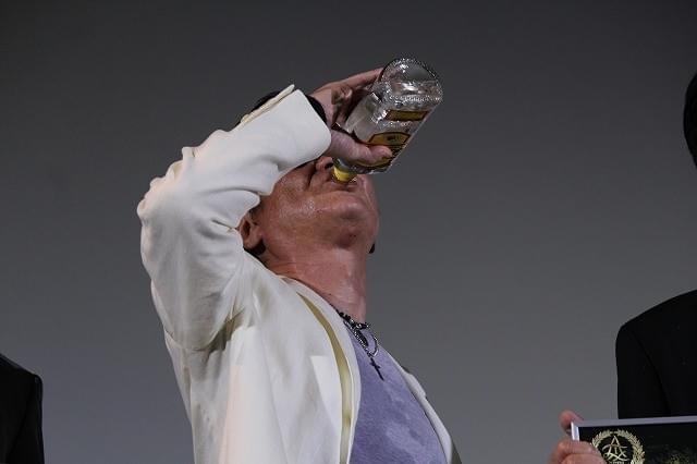 小沢仁志、酒片手に弟・小沢和義と破天荒トーク 「兄弟の飲み会みてえ」と大笑い