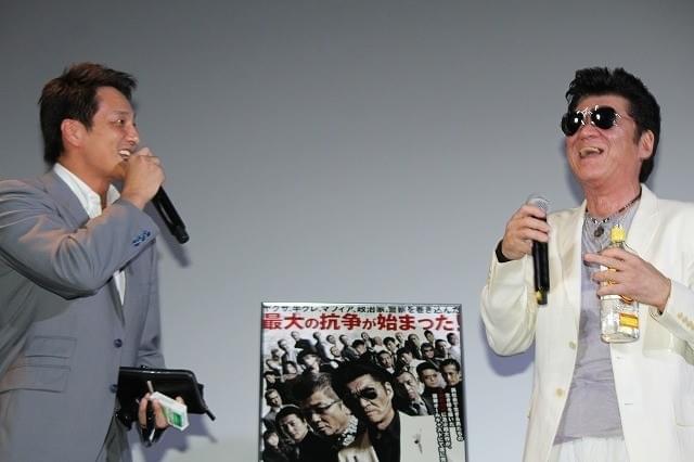 小沢仁志、酒片手に弟・小沢和義と破天荒トーク 「兄弟の飲み会みてえ」と大笑い