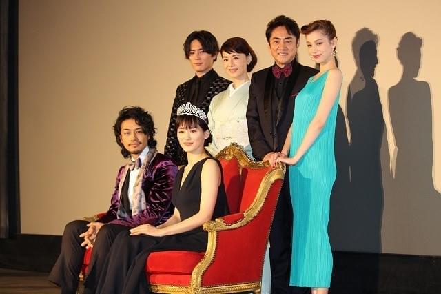 綾瀬はるか＆斎藤工、3億円ティアラ試着にド緊張「輝きの重みがある」