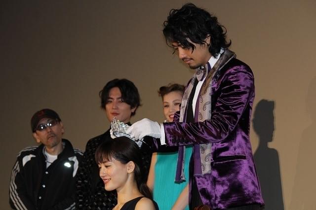 綾瀬はるか＆斎藤工、3億円ティアラ試着にド緊張「輝きの重みがある」