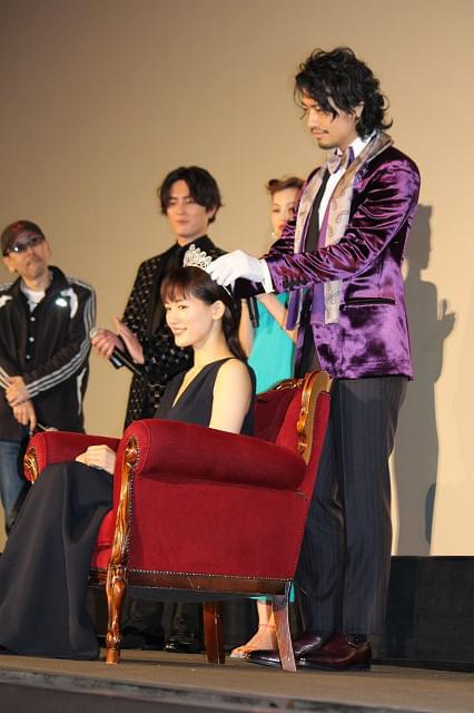 綾瀬はるか＆斎藤工、3億円ティアラ試着にド緊張「輝きの重みがある」