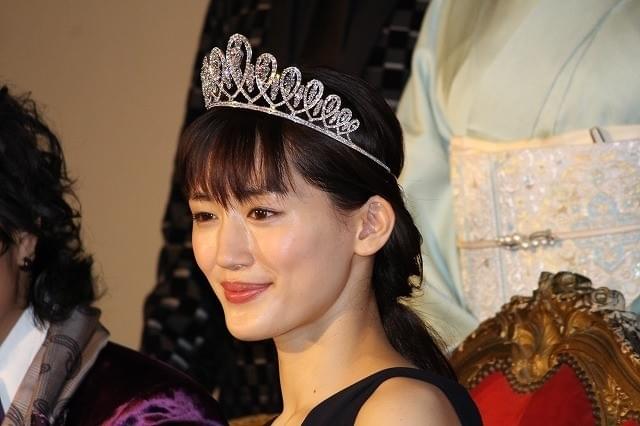 綾瀬はるか＆斎藤工、3億円ティアラ試着にド緊張「輝きの重みがある」