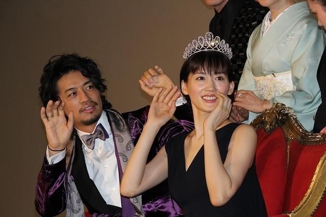 綾瀬はるか＆斎藤工、3億円ティアラ試着にド緊張「輝きの重みがある」