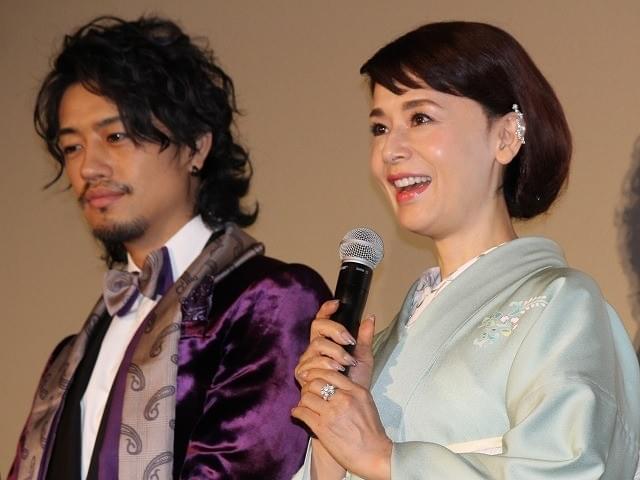 綾瀬はるか＆斎藤工、3億円ティアラ試着にド緊張「輝きの重みがある」