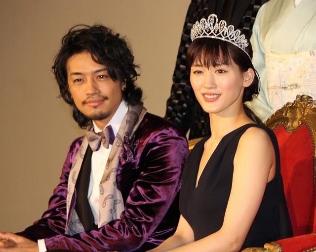 綾瀬はるか＆斎藤工、3億円ティアラ試着にド緊張「輝きの重みがある」