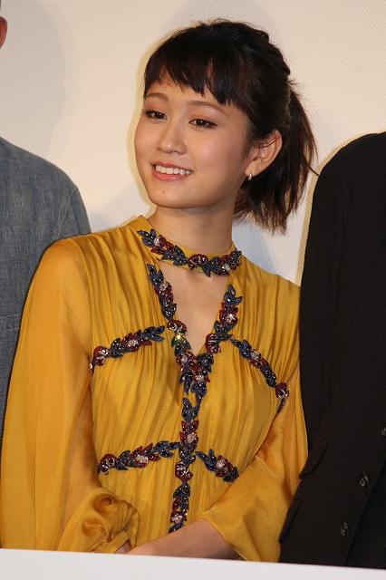 宮沢りえ＆黒木華、もふもふネコをナデナデ「想像を超える名演技」