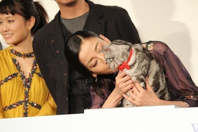 宮沢りえ＆黒木華、もふもふネコをナデナデ「想像を超える名演技」