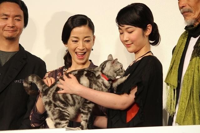 宮沢りえ＆黒木華、もふもふネコをナデナデ「想像を超える名演技」