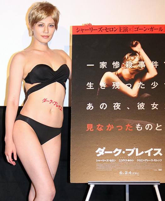 ビキニ姿で写真撮影に応じた高野人母美