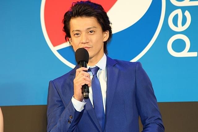 ペプシ新商品CMにジュード・ロウ！“桃太郎”小栗旬「僕の影がない」