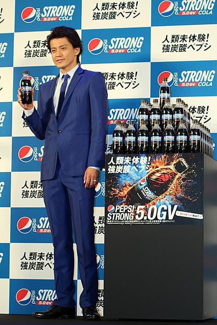 ペプシ新商品CMにジュード・ロウ！“桃太郎”小栗旬「僕の影がない」