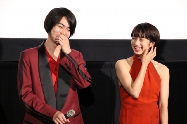 門脇麦、「二重生活」撮影で長谷川博己を徹底“尾行”！「ニヤニヤしながら見ていた」