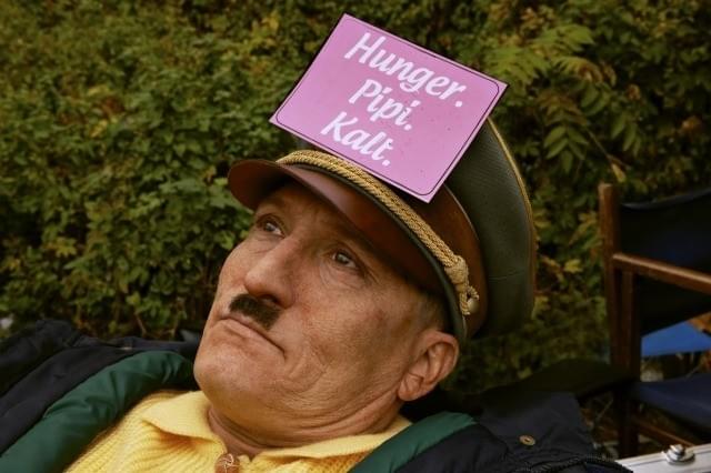 誰も敬礼をしてくれない？「帰ってきたヒトラー」苦悩の本編映像公開