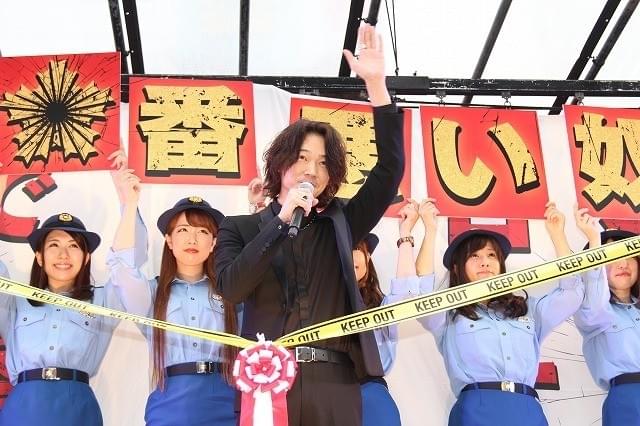 綾野剛、スカパラ＆横山健に挟まれ喜色満面