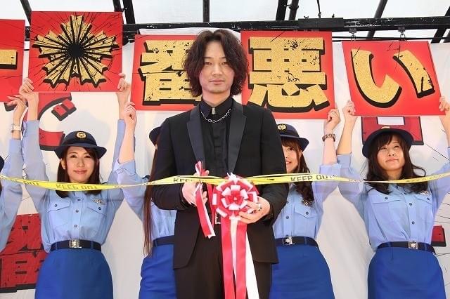 綾野剛、スカパラ＆横山健に挟まれ喜色満面