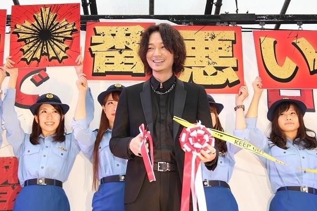 綾野剛、スカパラ＆横山健に挟まれ喜色満面