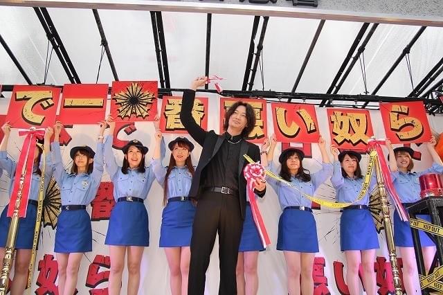 綾野剛、スカパラ＆横山健に挟まれ喜色満面