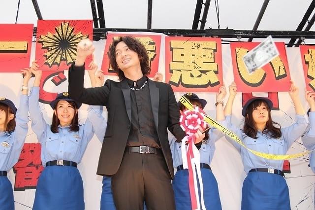 綾野剛、スカパラ＆横山健に挟まれ喜色満面
