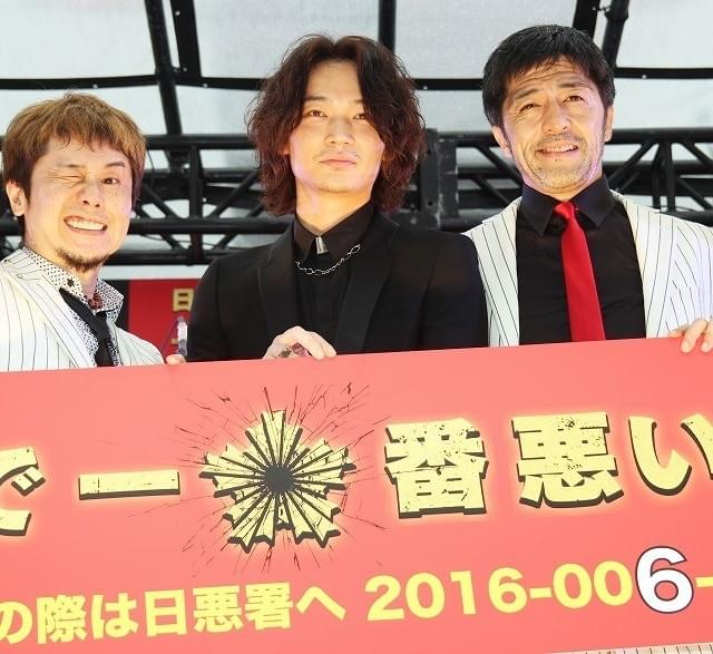 綾野剛、スカパラ＆横山健に挟まれ喜色満面