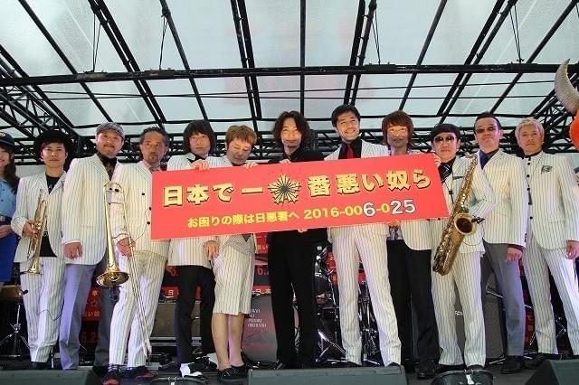 綾野剛、スカパラ＆横山健に挟まれ喜色満面