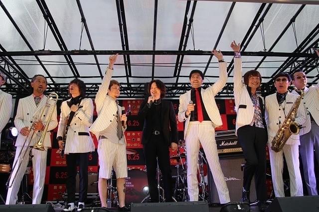 綾野剛、スカパラ＆横山健に挟まれ喜色満面