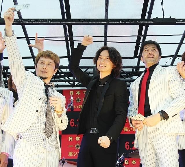 綾野剛、スカパラ＆横山健に挟まれ喜色満面