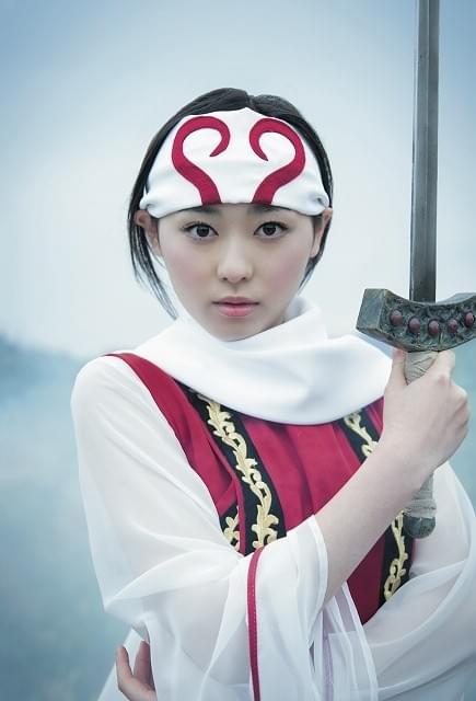 福原遥、漫画「キングダム」人気キャラクターに扮しグラビア挑戦