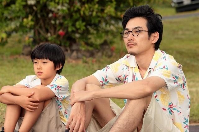 松田龍平、ハワイで戸惑うダメ大人に 「ぼくのおじさん」特報完成！