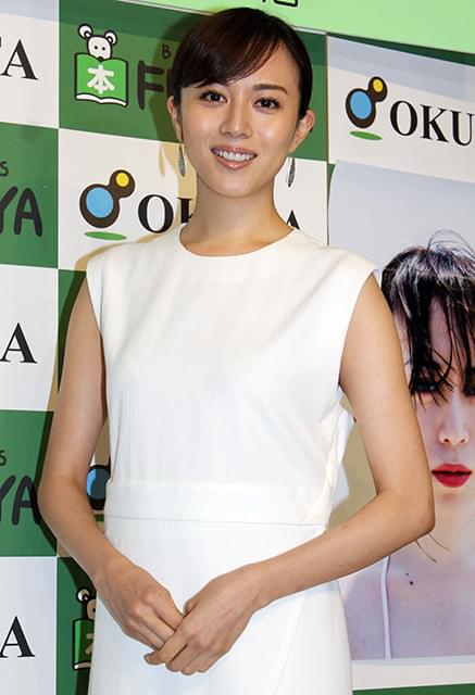 比嘉愛未、20代最後の写真集に「人生の宝物できた」 30代も「さらに輝けるよう努力」