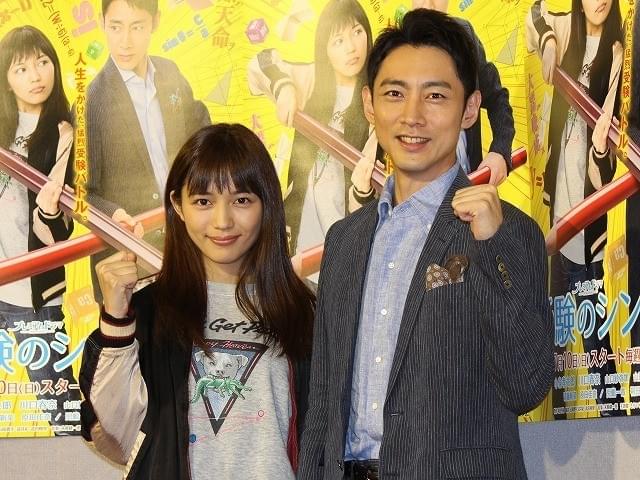 体を張ったシーンを振り返る川口春奈と小泉孝太郎