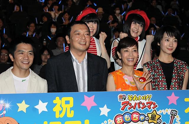 舞台挨拶に立った戸田恵子、波瑠ら