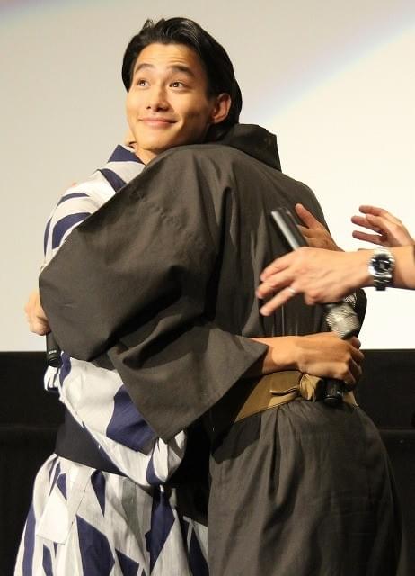 かたいハグを交わしたふたり