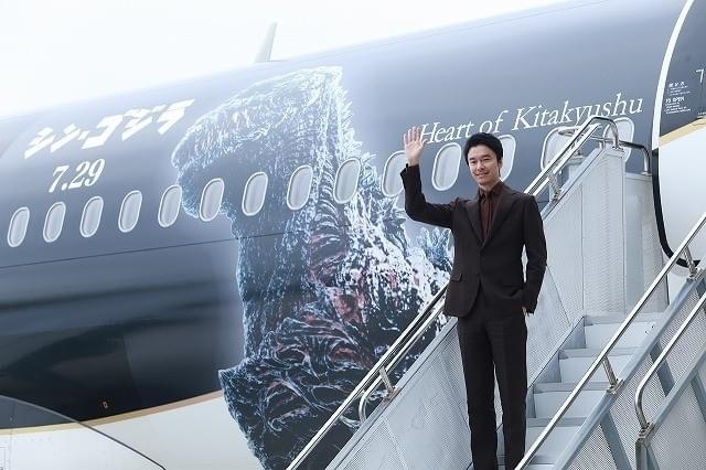 “史上初”ゴジラが空を制する!?コラボ航空機の就航を長谷川博己が祝福
