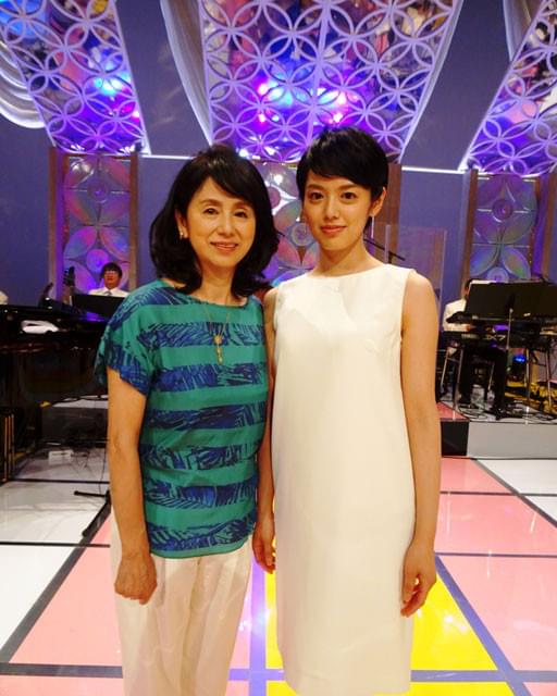 手塚真生、朝加真由美の長女だった！母娘で「オールスター家族対抗歌合戦」アシスタント