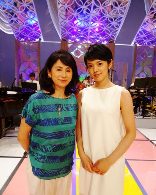 手塚真生、朝加真由美の長女だった！母娘で「オールスター家族対抗歌合戦」アシスタント