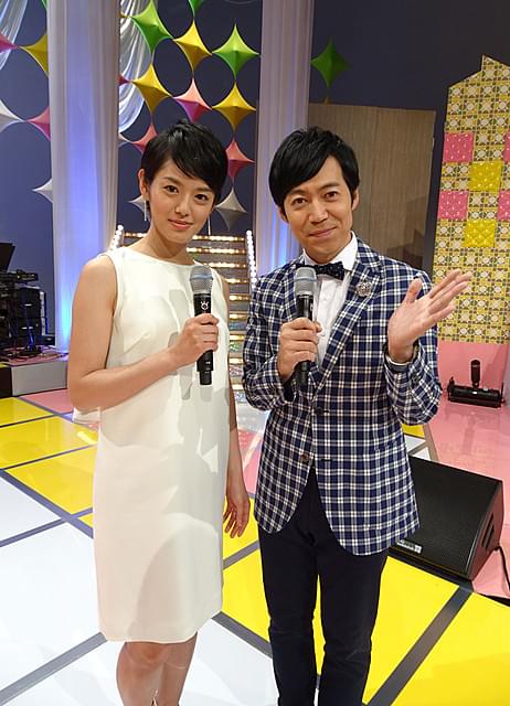 手塚真生、朝加真由美の長女だった！母娘で「オールスター家族対抗歌合戦」アシスタント