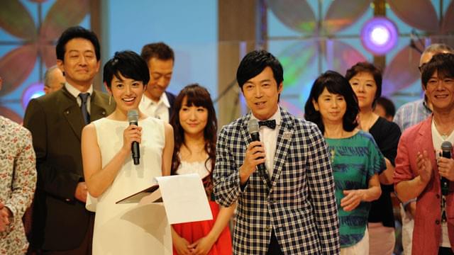 手塚真生、朝加真由美の長女だった！母娘で「オールスター家族対抗歌合戦」アシスタント