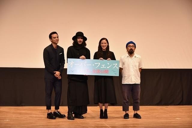 作品愛とチームワークの良さを見せたオダギリジョー(左から2人目)ら