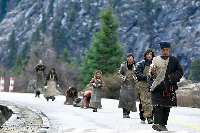 世界初のチベット巡礼映画「ラサへの歩き方」“五体投地”で聖地へ向かう映像公開