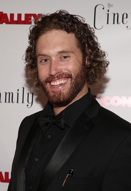 メインキャラクターの声を担当するT・J・ミラー