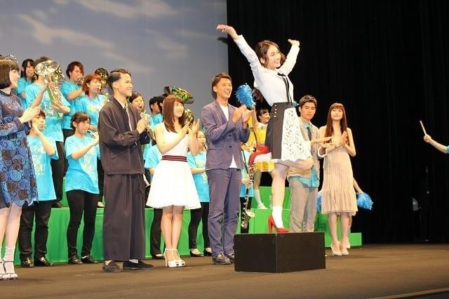 土屋太鳳、竹内涼真との身長差35センチキスは「ラブという名のアクション」