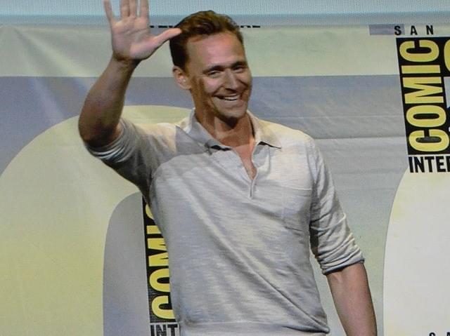 トム・ヒドルストン、ファンのラブコールに笑顔で「アイ・ラブ・ユー・トゥー」！